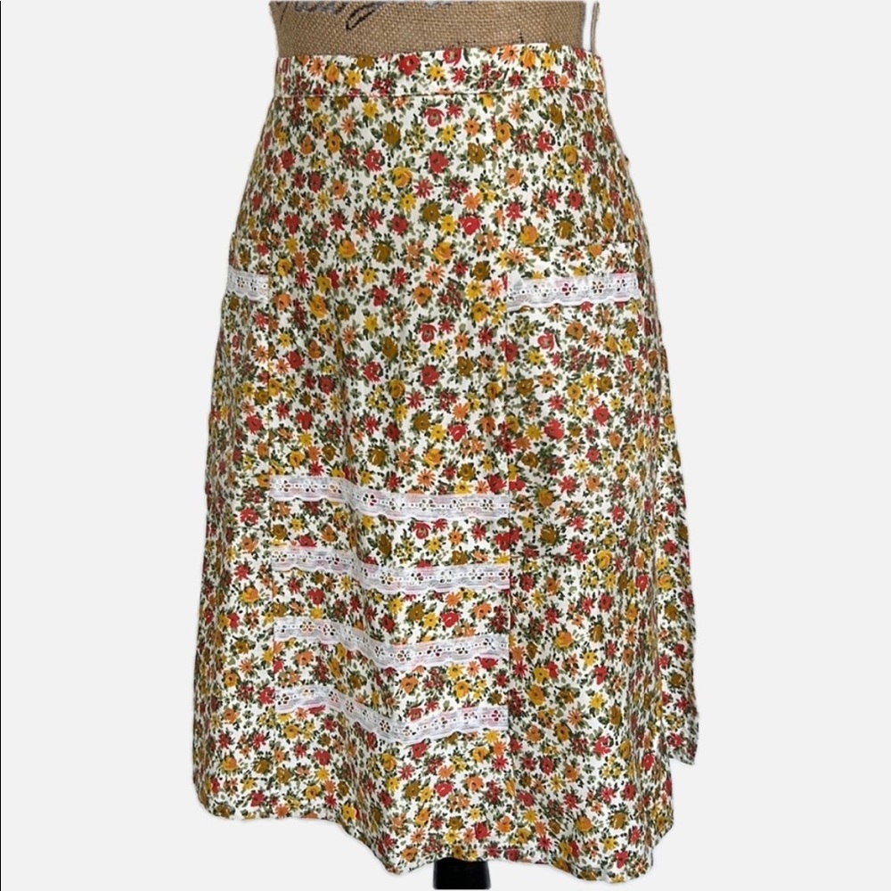 Vintage Handmade Yellow Floral Apron Patch Pockets Eyelet Lace Details